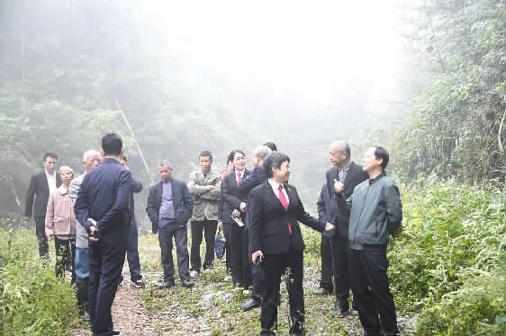 法官深入深山调解水源纠纷，化解村民多年心结，最终达成和解  第2张