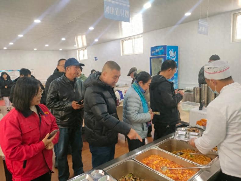 家门口的温暖食堂：老年人的幸福餐桌，年轻人的解忧厨房