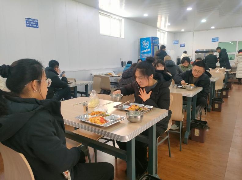 家门口的温暖食堂：老年人的幸福餐桌，年轻人的解忧厨房  第2张