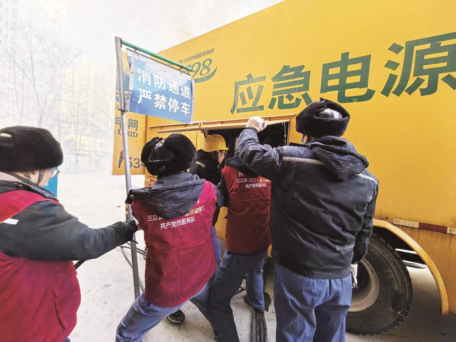 突发！西宁一小区凌晨停电，975户居民陷入黑暗，供电部门紧急救援现场曝光  第1张