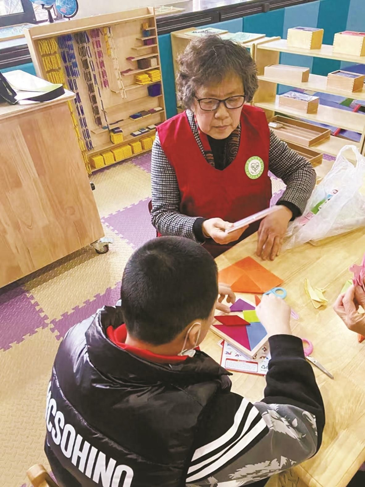 75岁石奶奶退休后仍坚守讲台，用爱点亮特殊儿童的未来  第1张