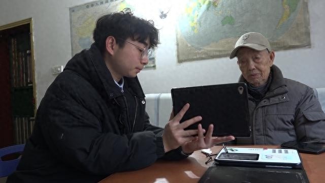 86岁龙奶奶摔伤无法出行，农行暖心上门服务，三代社保卡办理全程无忧