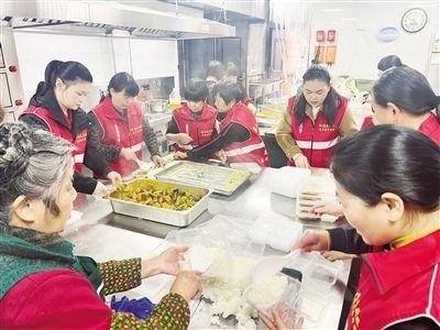 夏履镇美厨娘的爱心午餐：一道芋艿烧排骨，温暖了整个村庄的心