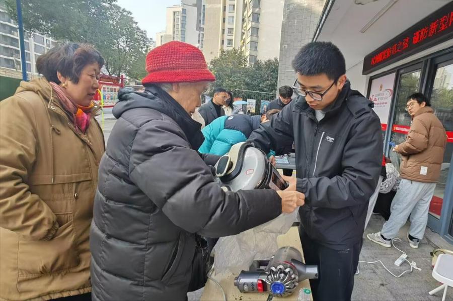 12月15日，黄山学院志愿者用专业技能为黎阳社区居民解决家电难题，赢得赞誉  第2张