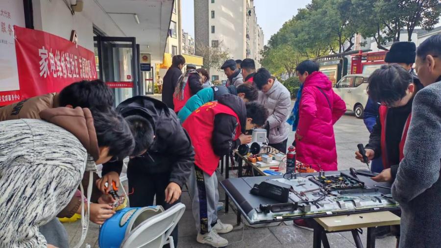 12月15日，黄山学院志愿者用专业技能为黎阳社区居民解决家电难题，赢得赞誉  第3张