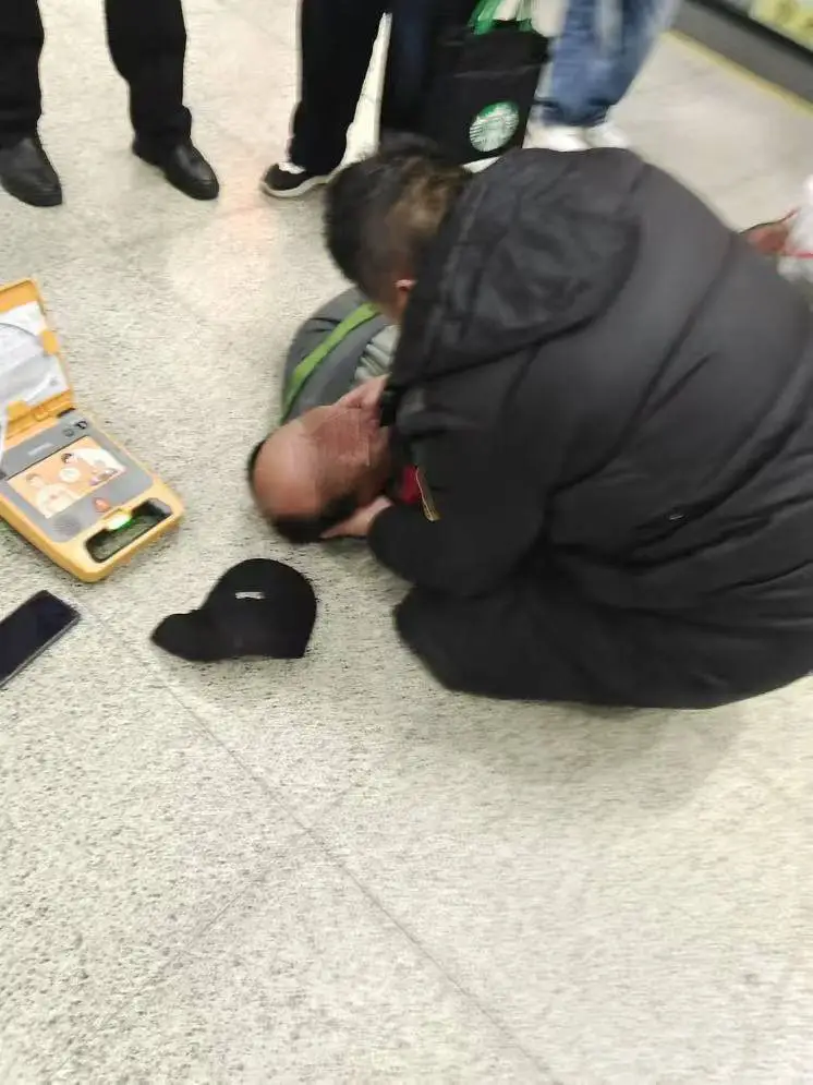 惊险！上海地铁站男子突然晕倒，AED装置紧急救命，现场救援细节曝光