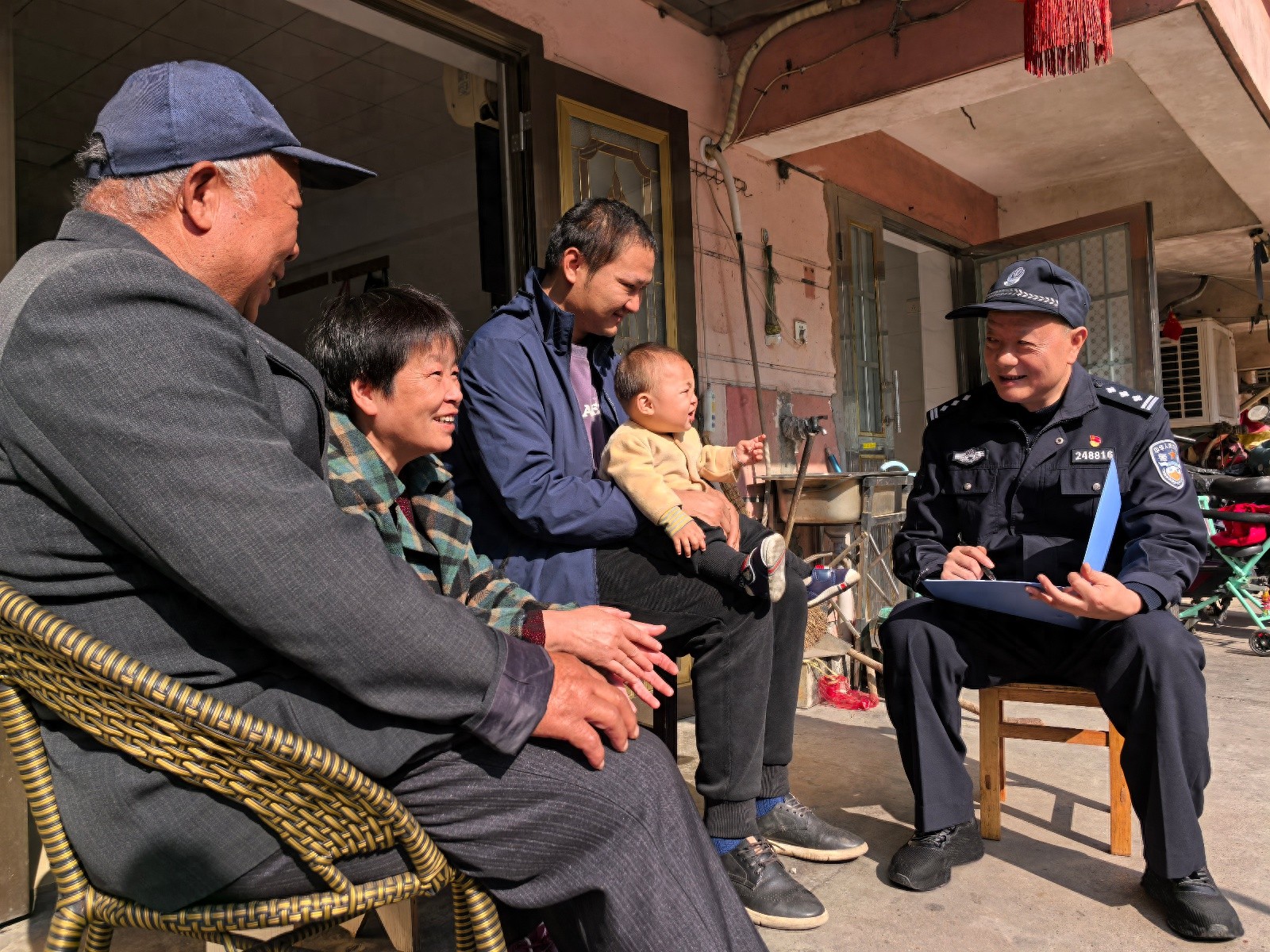 20年如一日，童警官用手机守护小区安全，群众纷纷点赞  第1张