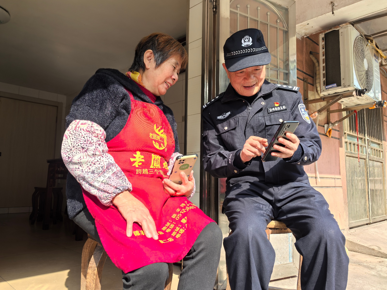 20年如一日，童警官用手机守护小区安全，群众纷纷点赞  第2张