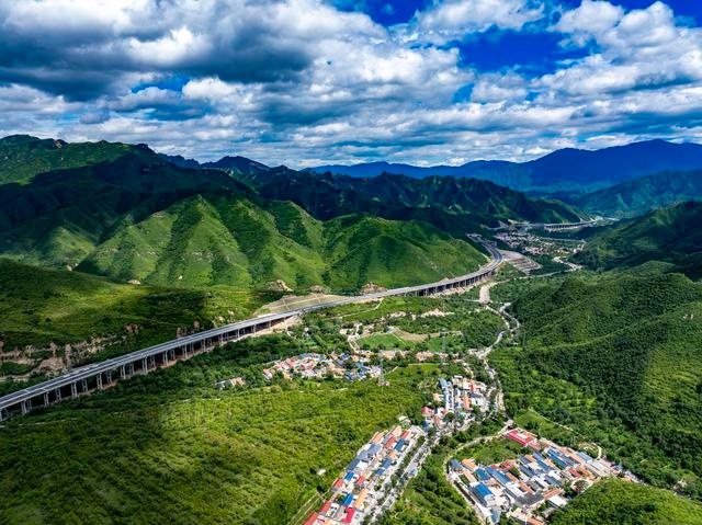 京蔚高速即将全线通车，北京至河北蔚县通行时间缩短至2小时以内，古树群保护成亮点  第3张
