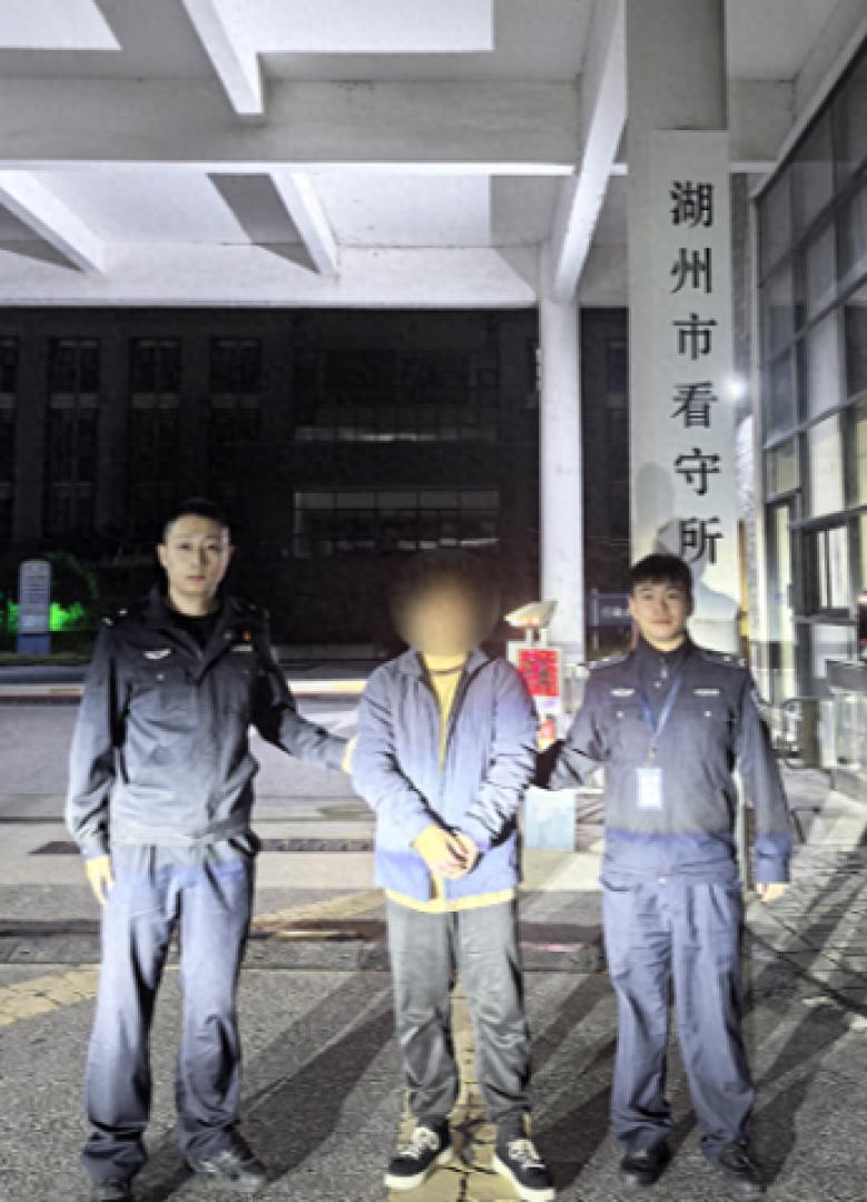 手机店深夜惊魂：玻璃门碎裂，11部手机神秘失踪，警方锁定可疑男子  第1张