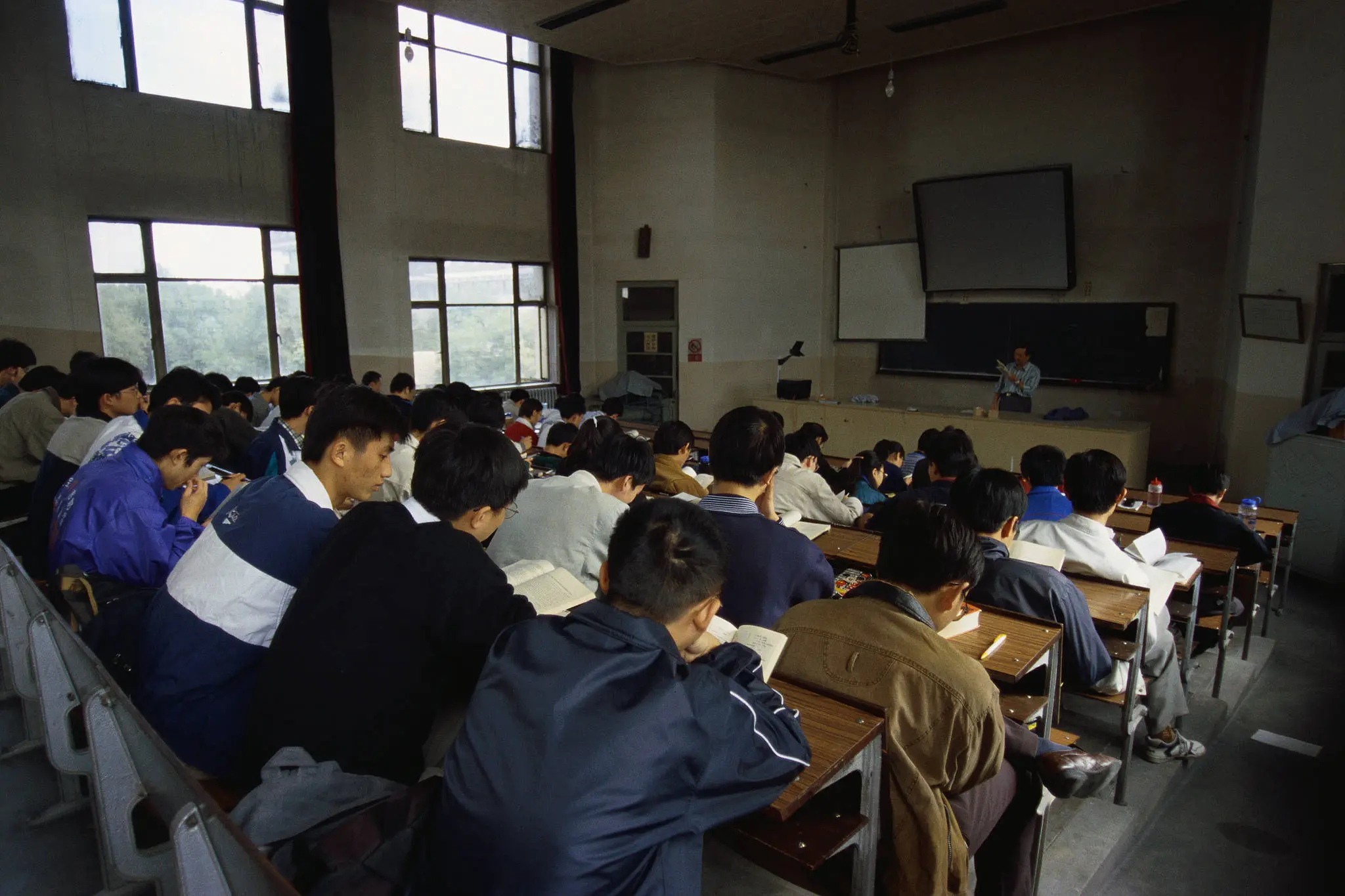 揭秘中国精英大学贫寒学子的逆袭之路：布迪厄理论下的社会流动奇迹  第3张