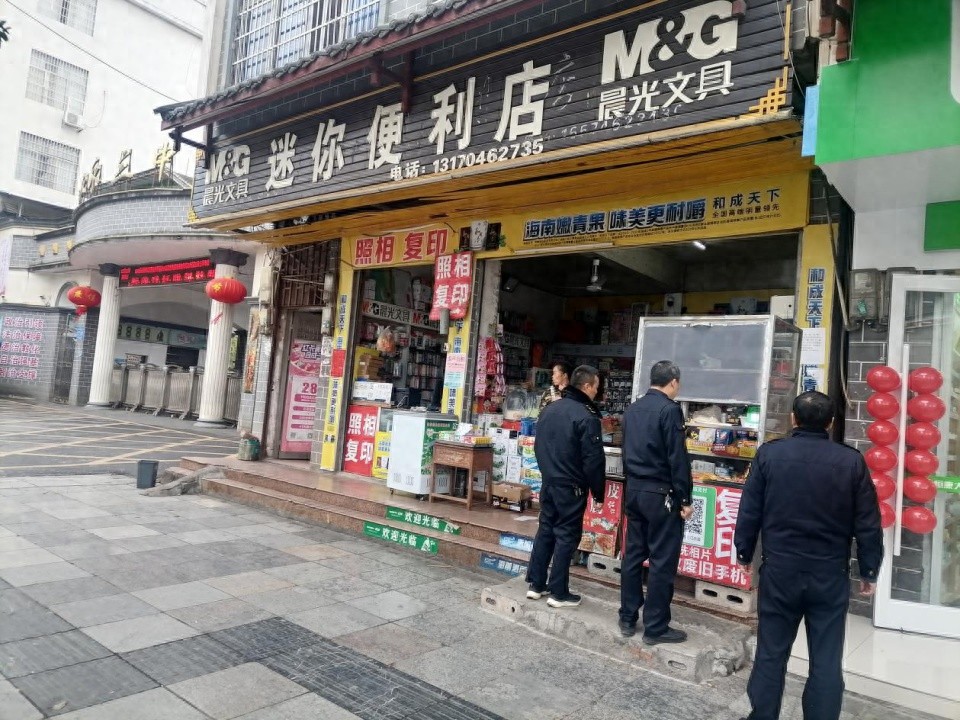 冬季护学岗：城管人的坚守与热情，守护学子安全路