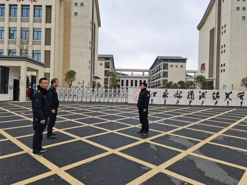 冬季护学岗:城管人的坚守与热情,守护学子安全路 第2张 冬季护学岗:城管人的坚守与热情,守护学子安全路 第2张