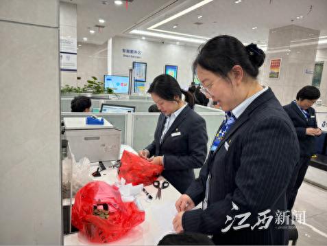邹阿姨的沉甸甸布袋：银行柜员惊呆，背后故事让人泪目