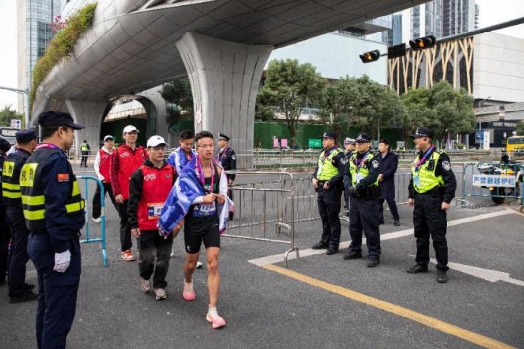 深圳南山半马十年盛事：两万跑友与公安并肩，凌晨四点守护平安  第2张