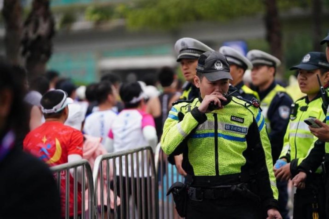 深圳南山半马十年盛事：两万跑友与公安并肩，凌晨四点守护平安  第3张