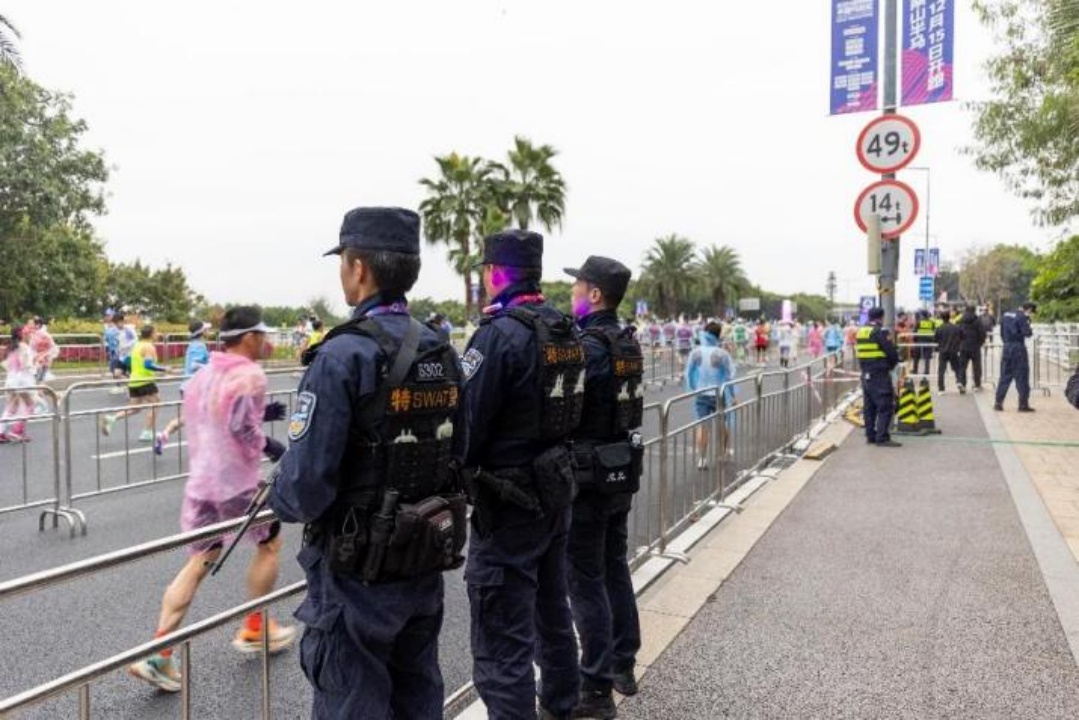深圳南山半马十年盛事：两万跑友与公安并肩，凌晨四点守护平安  第4张