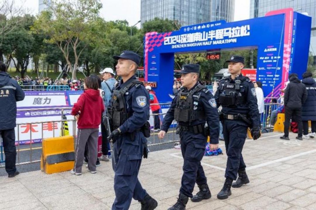 深圳南山半马十年盛事：两万跑友与公安并肩，凌晨四点守护平安  第5张