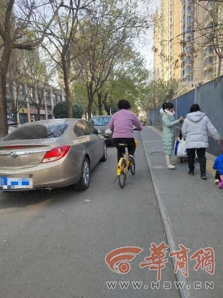 惊！西安永泰路非机动车道被占，电动车骑行者安全谁来保障？  第1张