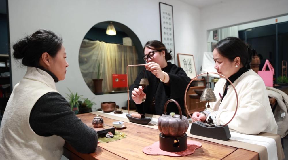 歙县三姐妹回乡创业，让古老铜砚焕发新生，火爆出圈  第2张