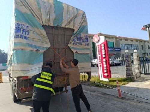 腰伤司机遇难题，收费站暖心援助解燃眉之急