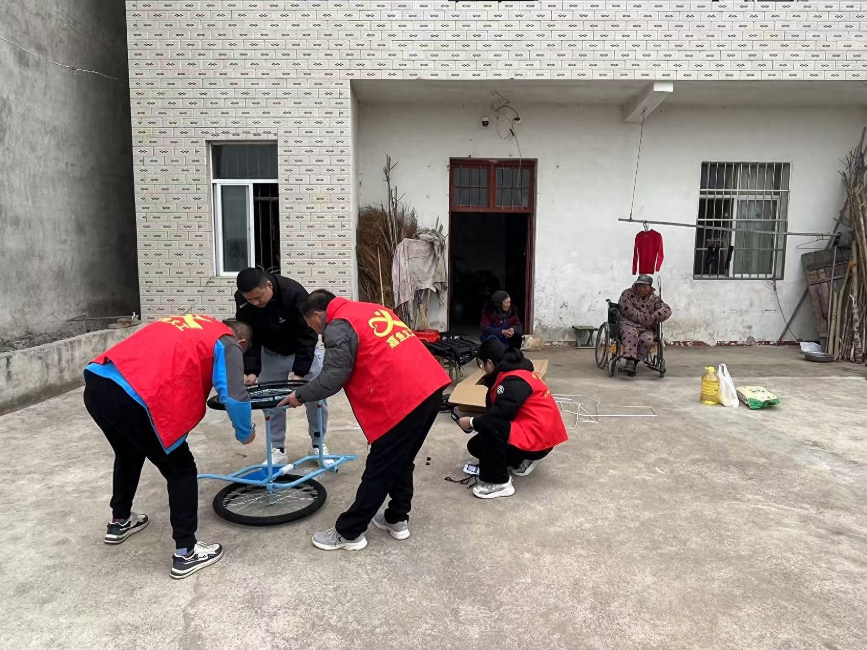 嘉鱼县残联与义工工会寒冬送暖，为困难家庭送上新轮椅与生活物资