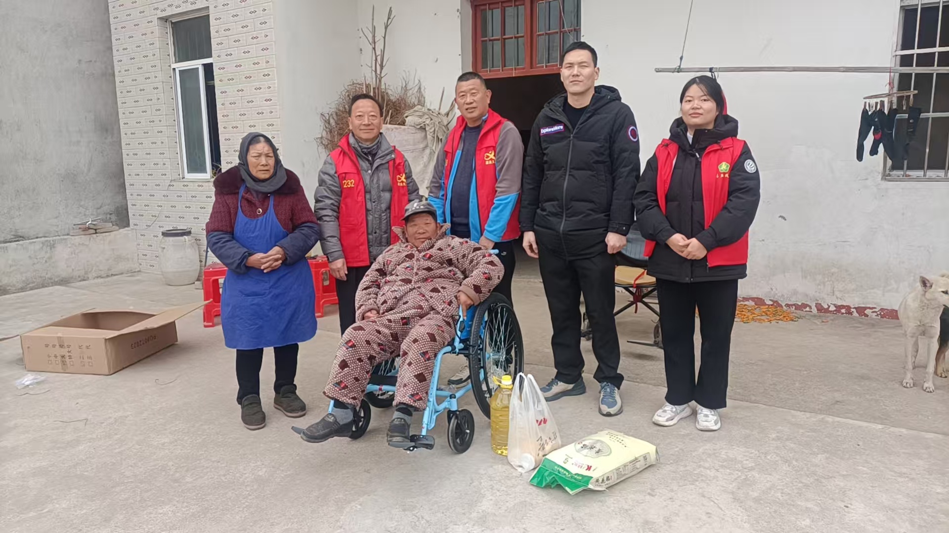 嘉鱼县残联与义工工会寒冬送暖，为困难家庭送上新轮椅与生活物资  第2张