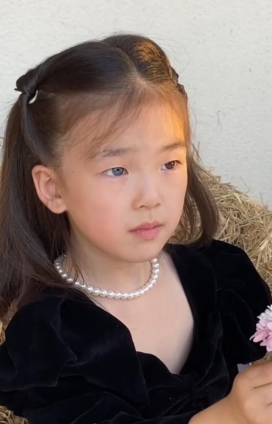 6岁女孩天生异瞳，一只黑一只蓝，妈妈曾担心被嘲笑，结果却出人意料  第4张