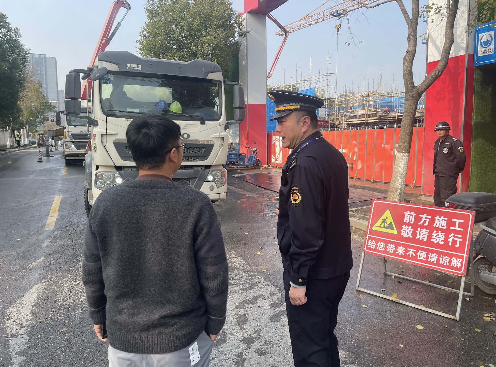 惊！洗车店污水横流，城管出手整治，市民出行受阻，真相令人  第2张