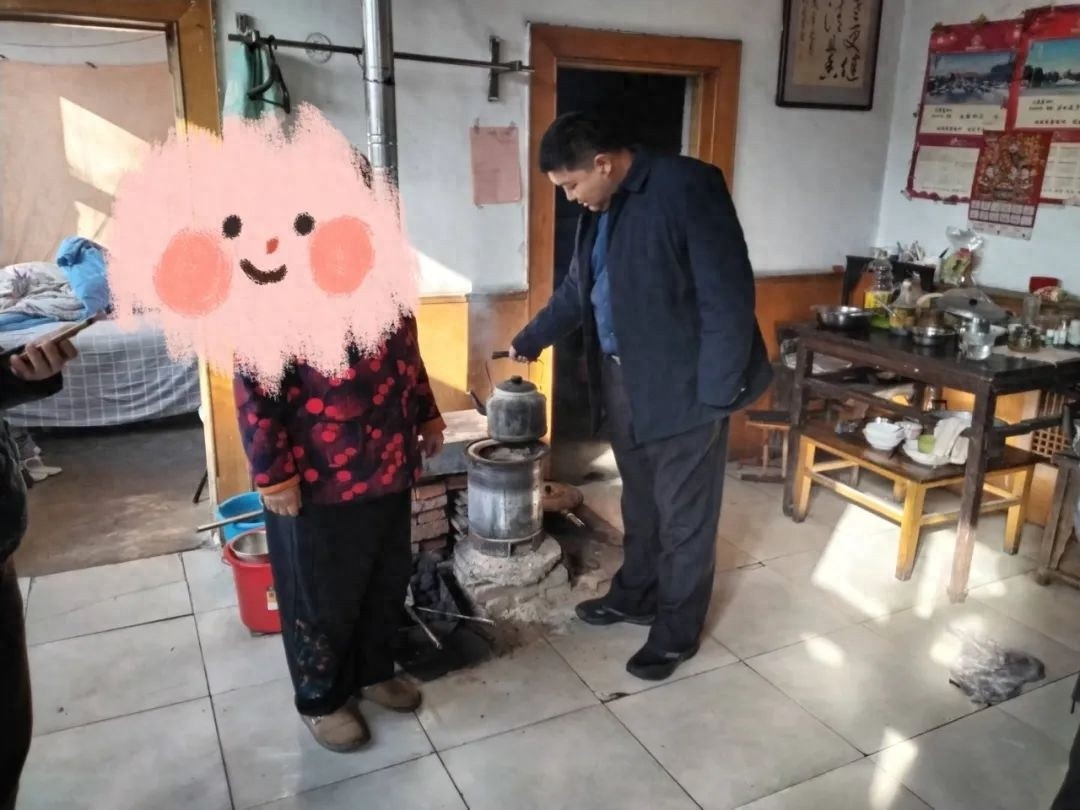 东城街道干部寒冬送暖，家家走访确保群众安全过冬  第1张