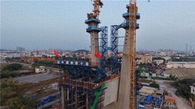 惊天大突破！炭步白坭河特大桥索塔封顶，桥梁建设迈入新纪元