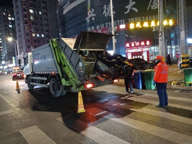 夜市焕新颜！德州环卫部门如何用4吨垃圾清运量打造舒适夜市环境？  第1张