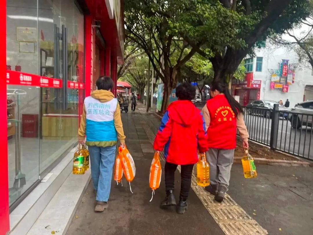 30户困难家庭收到暖心物资，志愿者们的爱心传递温暖了整个社区