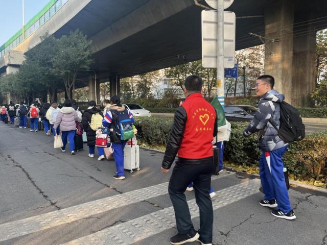 济南一中门口交通拥堵大揭秘：多方联动整治，错时放学新举措能否破解难题？  第2张