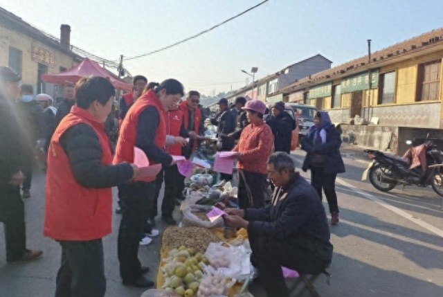 茶业口镇应急办联合消防大队开展安全宣传五进活动，守护居民生命财产安全