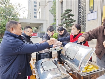 寒冬里的温暖瞬间：小区物业免费早餐活动，业主们感动不已