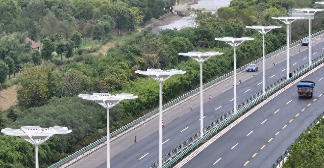 崇明陈海公路光伏路灯即将亮灯，上海首条光伏路灯大道惊艳亮相  第1张