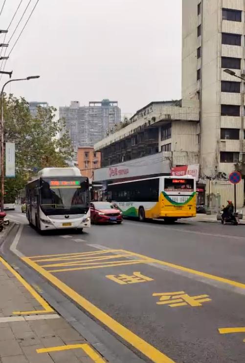 内江公交司机举牌问候,乘客呼吁取消,背后真相令人 第3张 内江公交司机举牌问候,乘客呼吁取消,背后真相令人 第3张