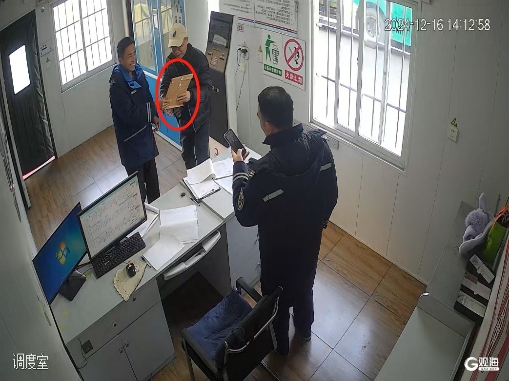 惊！5000元现金和重要文件遗失公交，巴士管家神速寻回，乘客感动不已  第2张