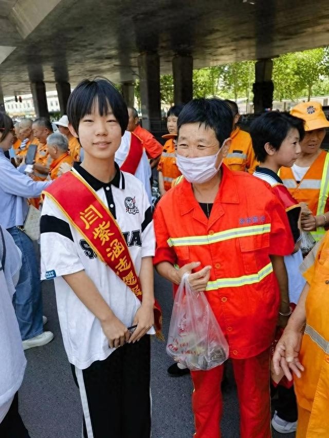 15岁少年志愿者张文冉：用爱心温暖趵突泉边的寒冷瞬间  第1张