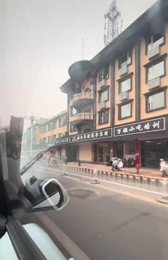 商铺招牌整治风波：黑底白字引发热议，谁来为拆除和安装买单？
