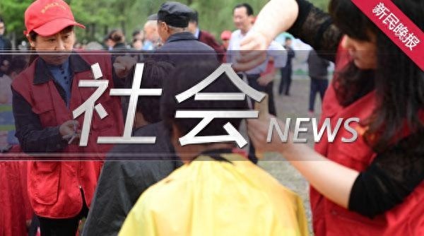 惊险！高龄老伯公交车上突发心绞痛，女司机紧急施救，生死瞬间如何逆转？