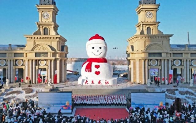 哈尔滨冬季顶流大雪人回归！18米高、红帽红围脖，你敢来打卡吗？  第1张