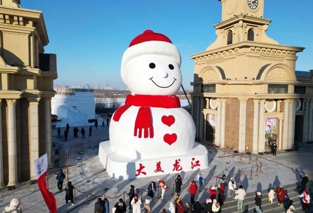 哈尔滨冬季顶流大雪人回归！18米高、红帽红围脖，你敢来打卡吗？  第5张
