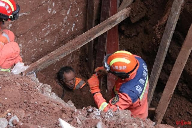 惊险3小时！昆明工地塌方2人被困，消防英雄如何逆境救人？  第1张