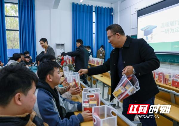 考研冲刺倒计时！湖南应用技术学院暖心定制464份考研加油包，助力学子金榜题名  第2张