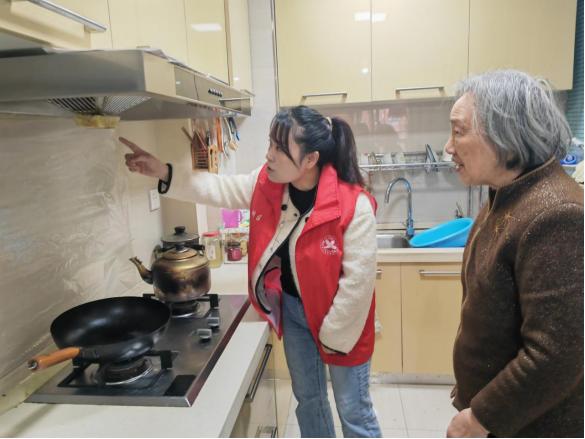 寒冬来袭,南昌暖心行动:上门为独居老人送上安全礼包,你家老人也需要 第2张 寒冬来袭,南昌暖心行动:上门为独居老人送上安全礼包,你家老人也需要 第2张