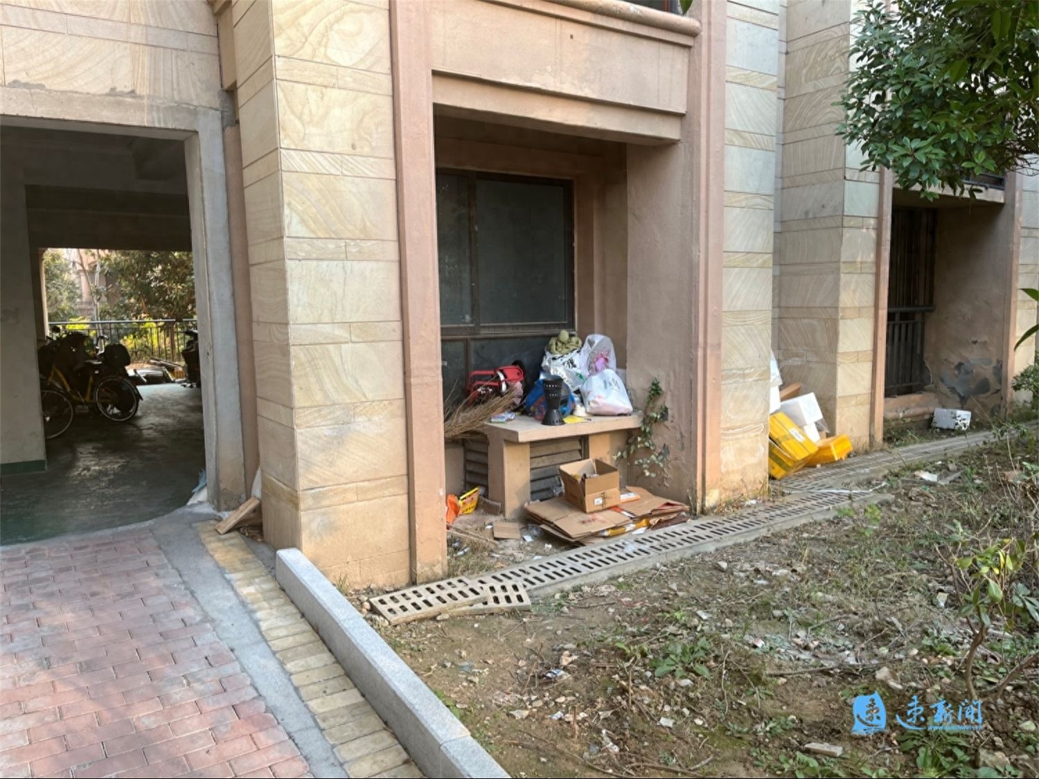 惊！小区废品堆积如山，居民无奈拍照曝光，物业为何迟迟不作为？  第1张