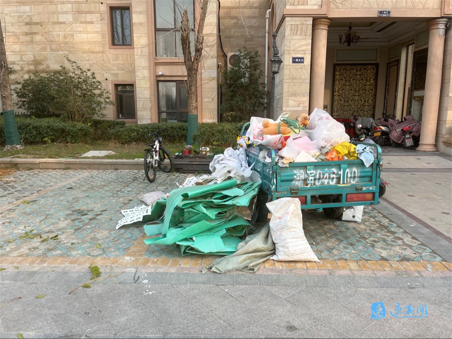 惊！小区废品堆积如山，居民无奈拍照曝光，物业为何迟迟不作为？  第2张