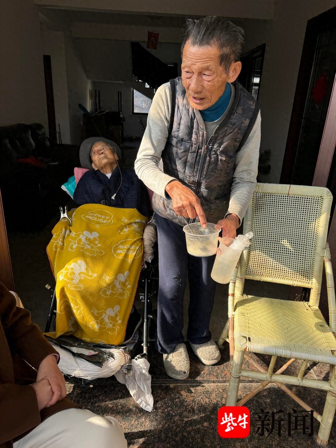 84岁老人15年如一日照顾瘫痪妻子，用行动诠释爱情真谛，感动无数人